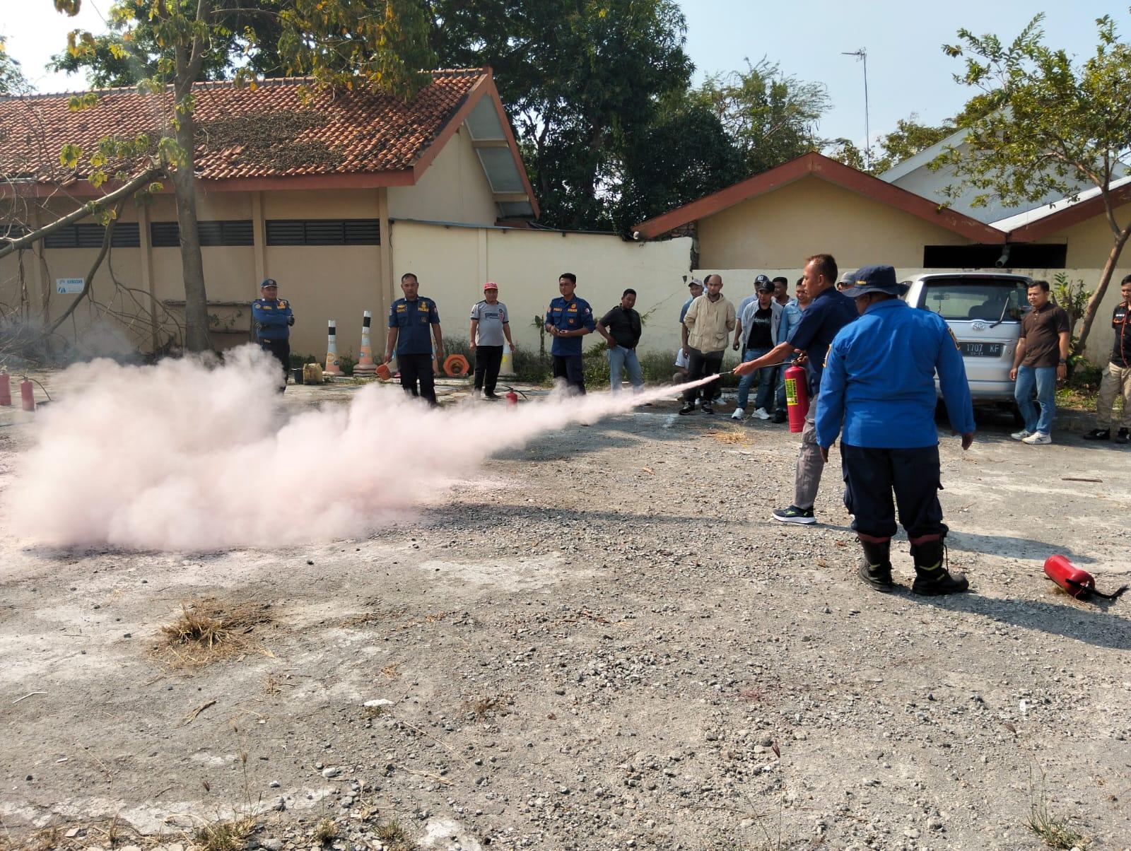 Momen dinamis penyemprotan APAR ke titik api