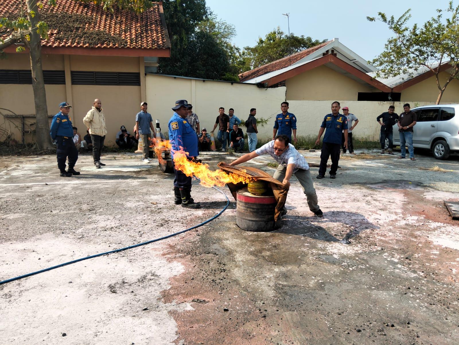 Teknik pemadaman api menggunakan karung basah