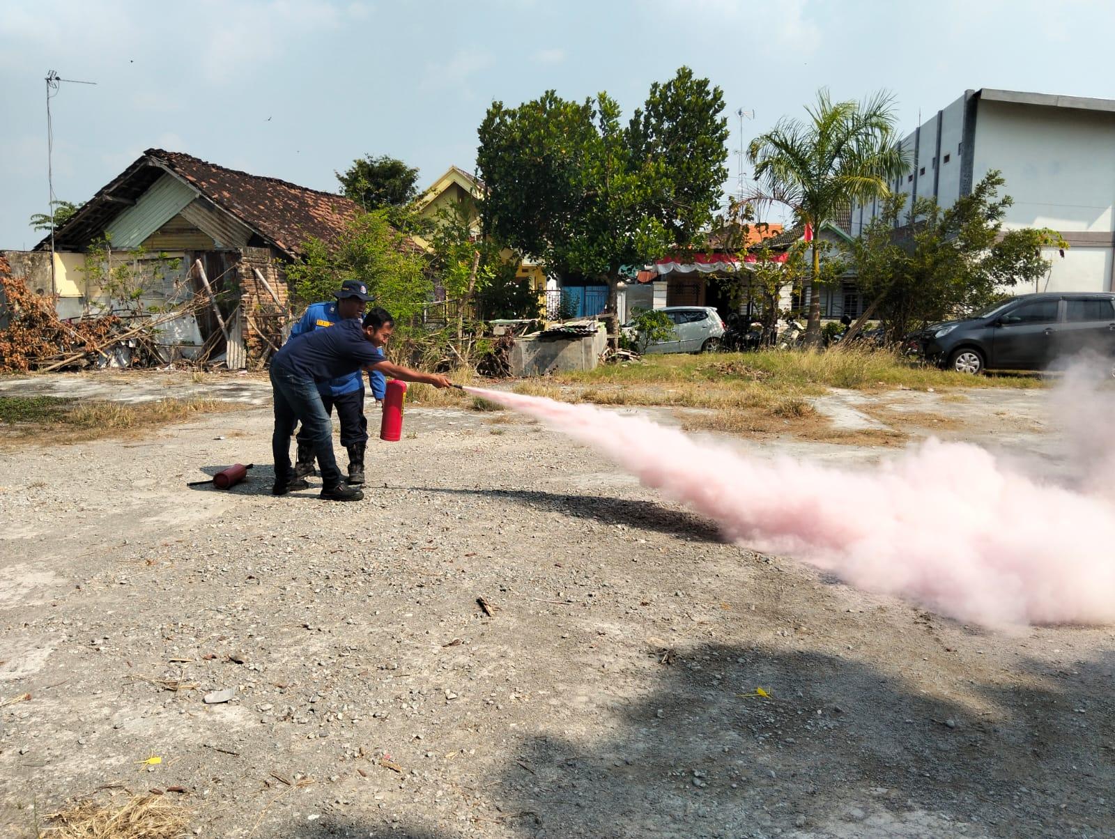 Latihan penggunaan alat pemadam api ringan di lapangan