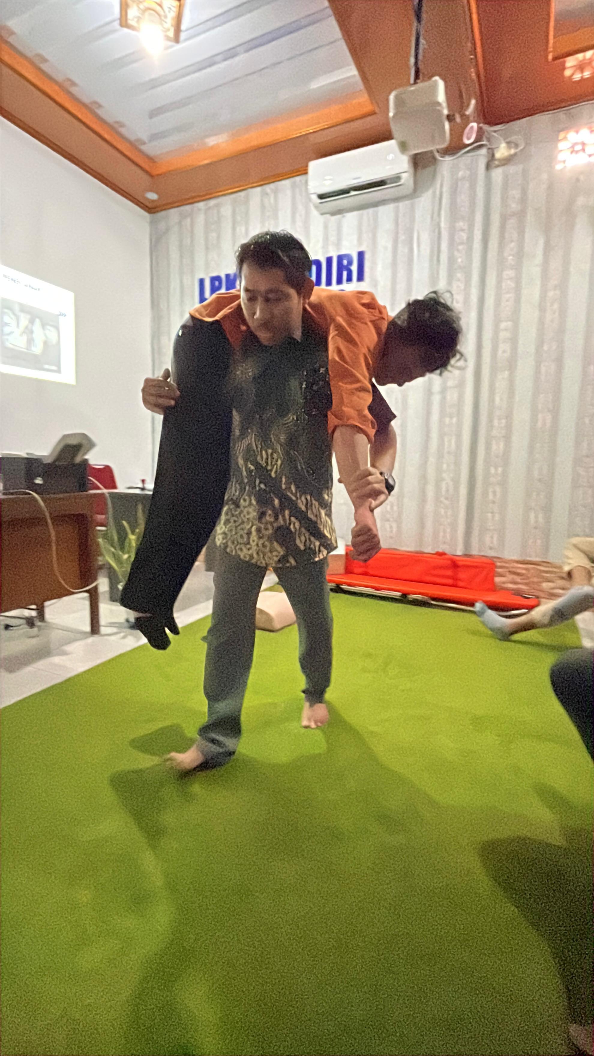 Teknik evakuasi darurat dengan memanggul korban