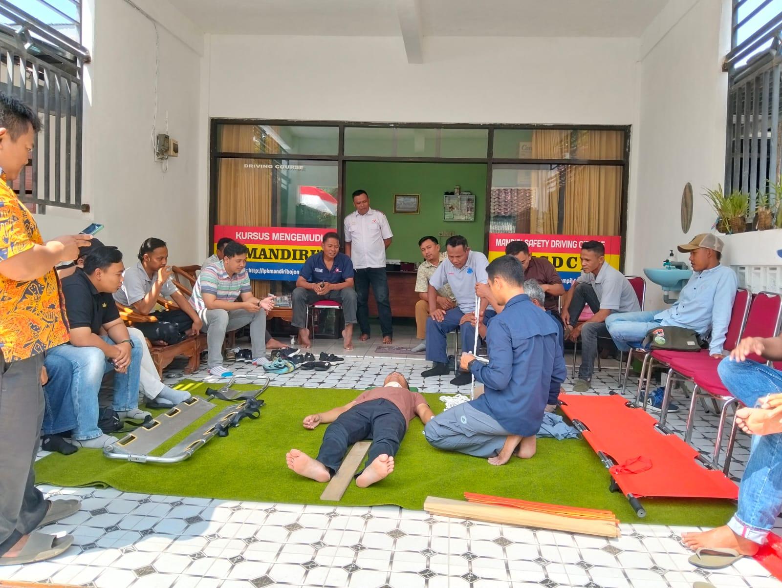 Sesi praktek pertolongan pertama secara berkelompok