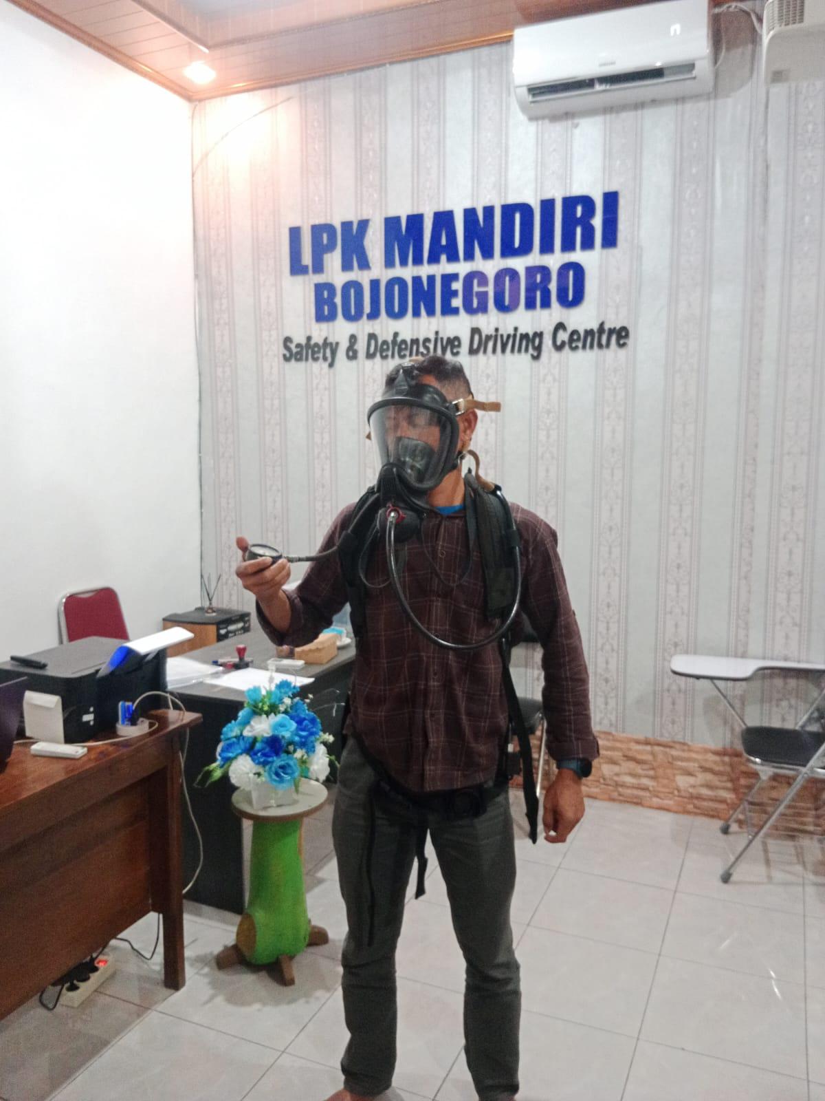 Praktek pemakaian masker gas respirator untuk area berbahaya