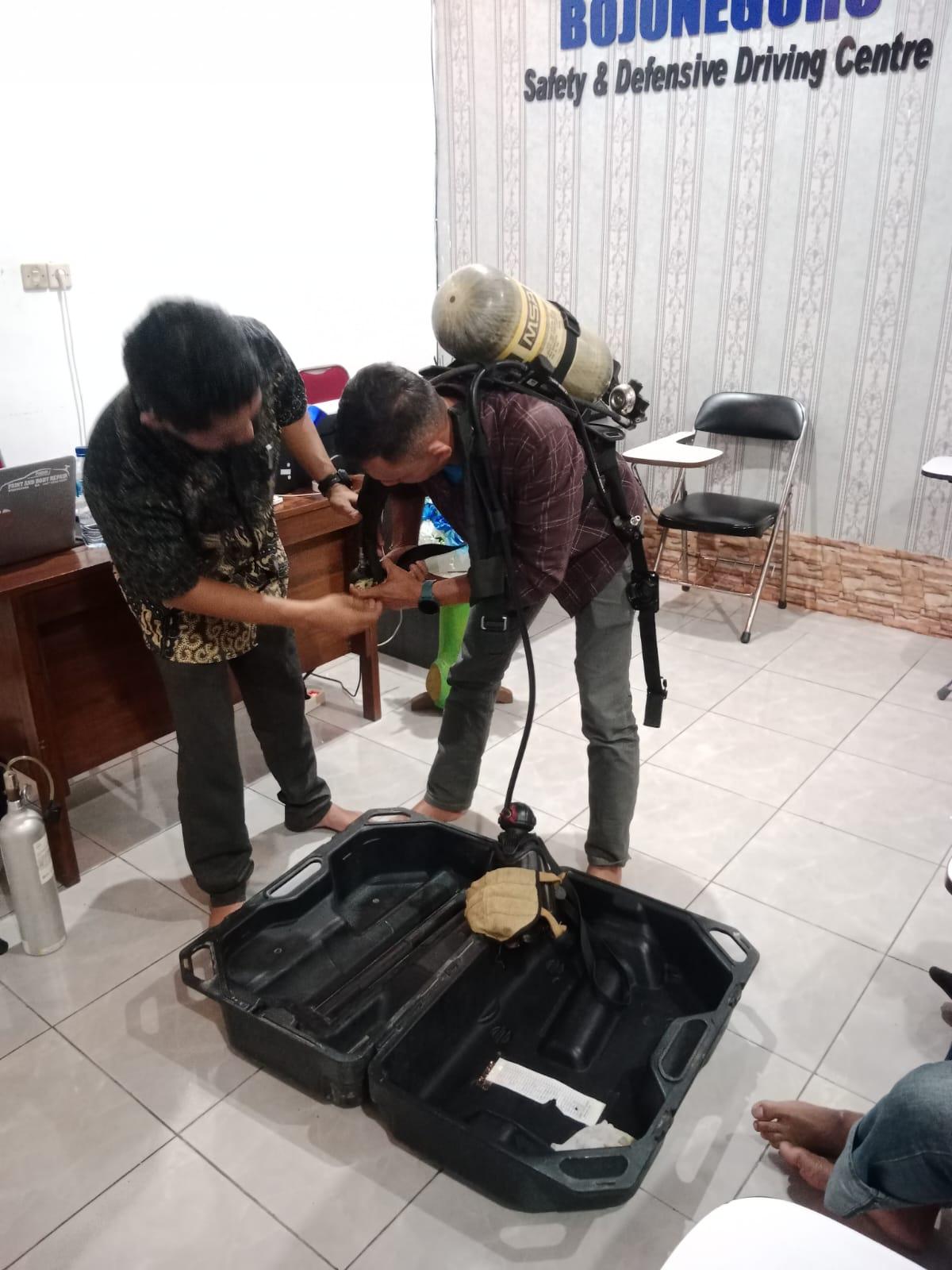 Proses pemasangan tabung oksigen ke peralatan punggung