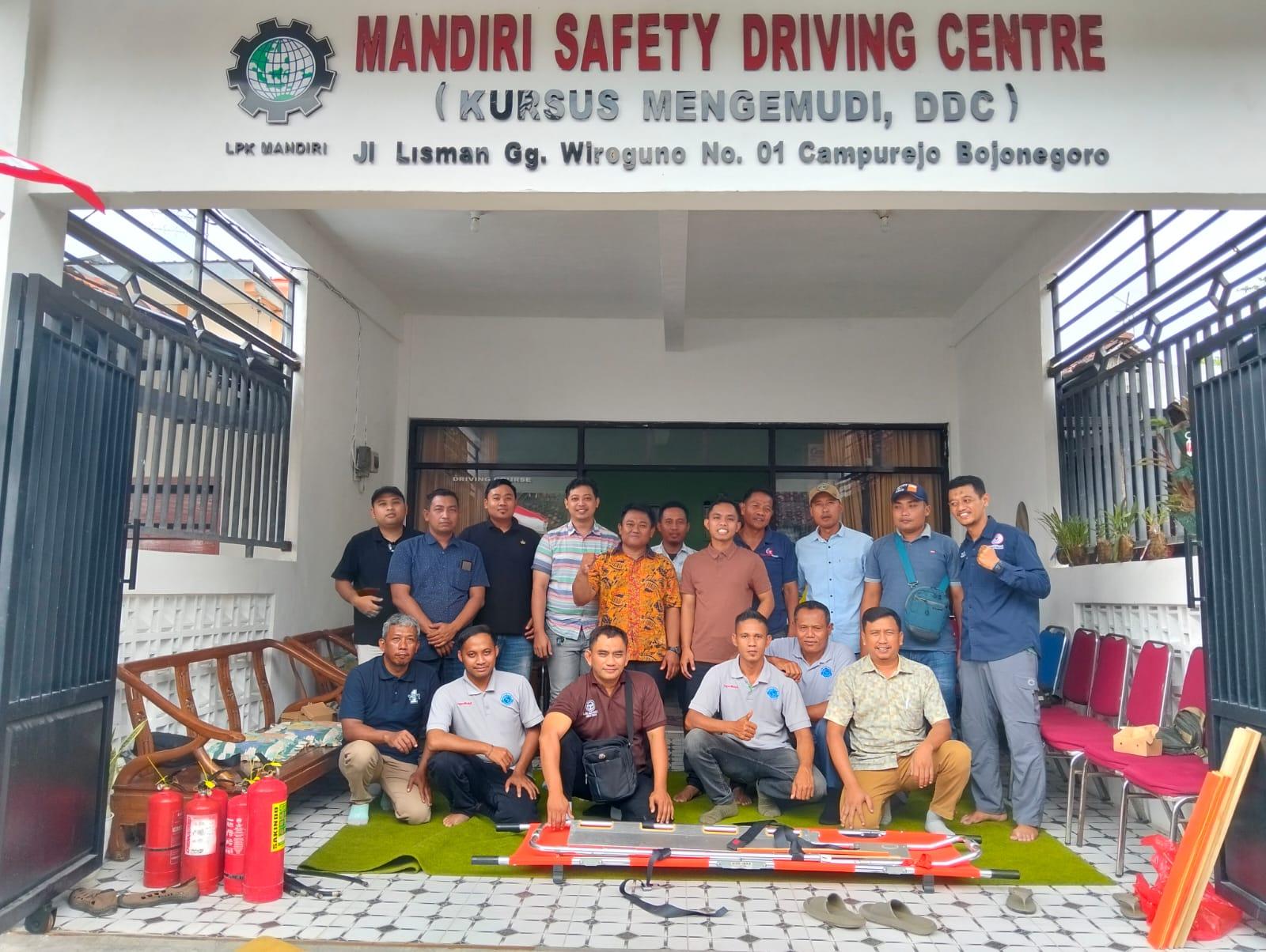 Tim LPK Mandiri di depan kantor pusat Campurejo