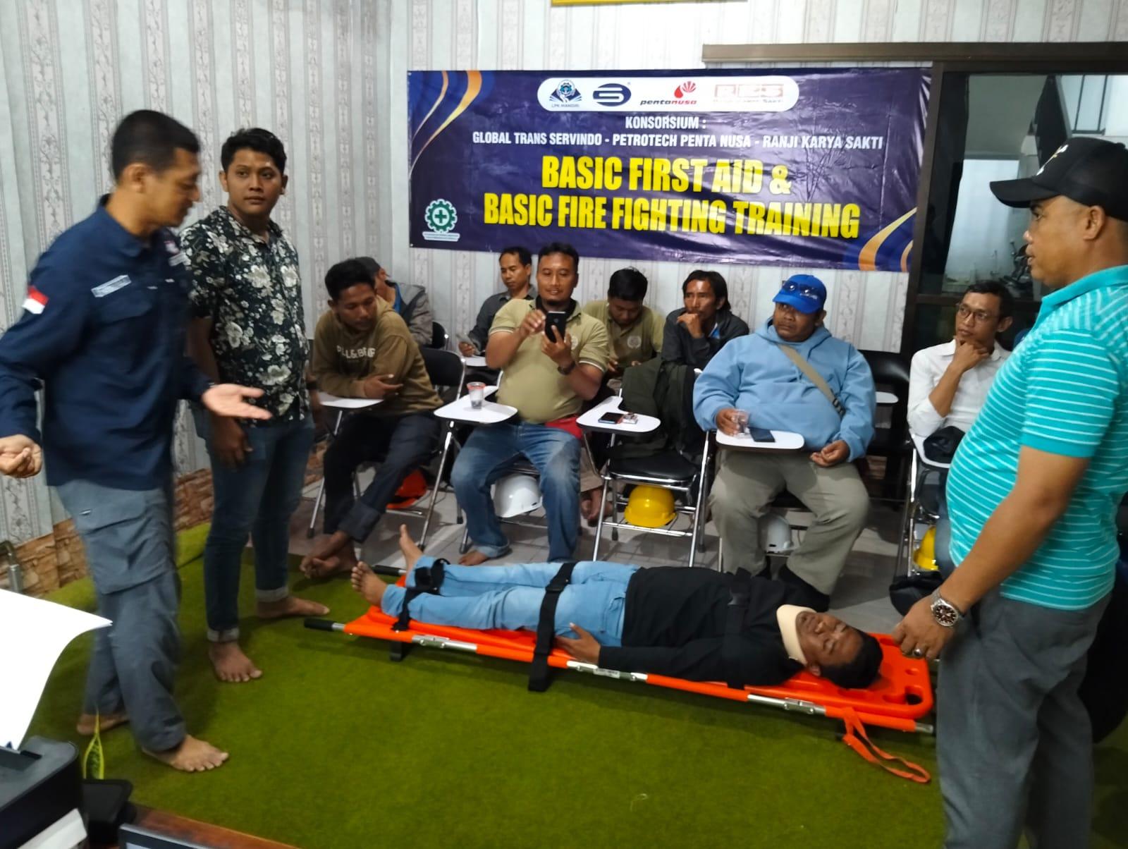 Simulasi pengangkutan korban menggunakan tandu lipat